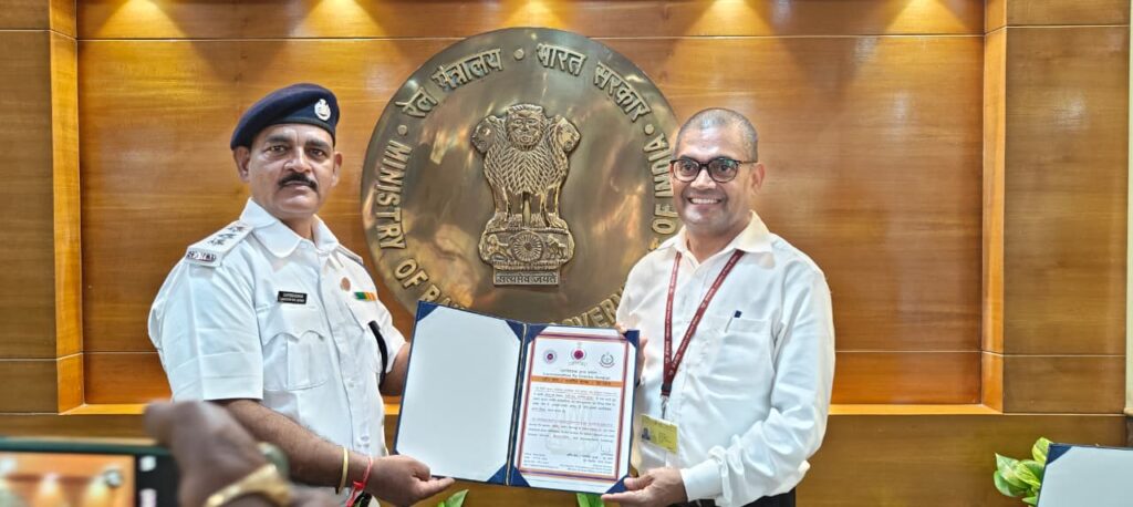 Jamshedpur News :दक्षिण पूर्व रेलवे के संतोष कुमार को सिविल डिफेंस में उत्कृष्ट योगदान पर मिला सम्मान