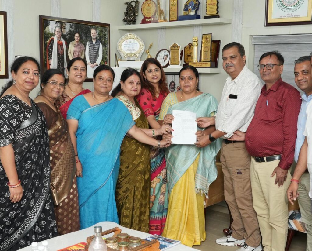 Jamshedpur News :रेल संघर्ष समिति ने मंत्री दीपिका पांडेय से की मुलाकात, टाटा-जयनगर ट्रेन में नए कोच की मांग