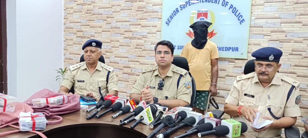 Jamshedpur News :गोलमुरी में महिलाओं से पर्स छीनने वाला स्कूटी सवार गिरफ्तार