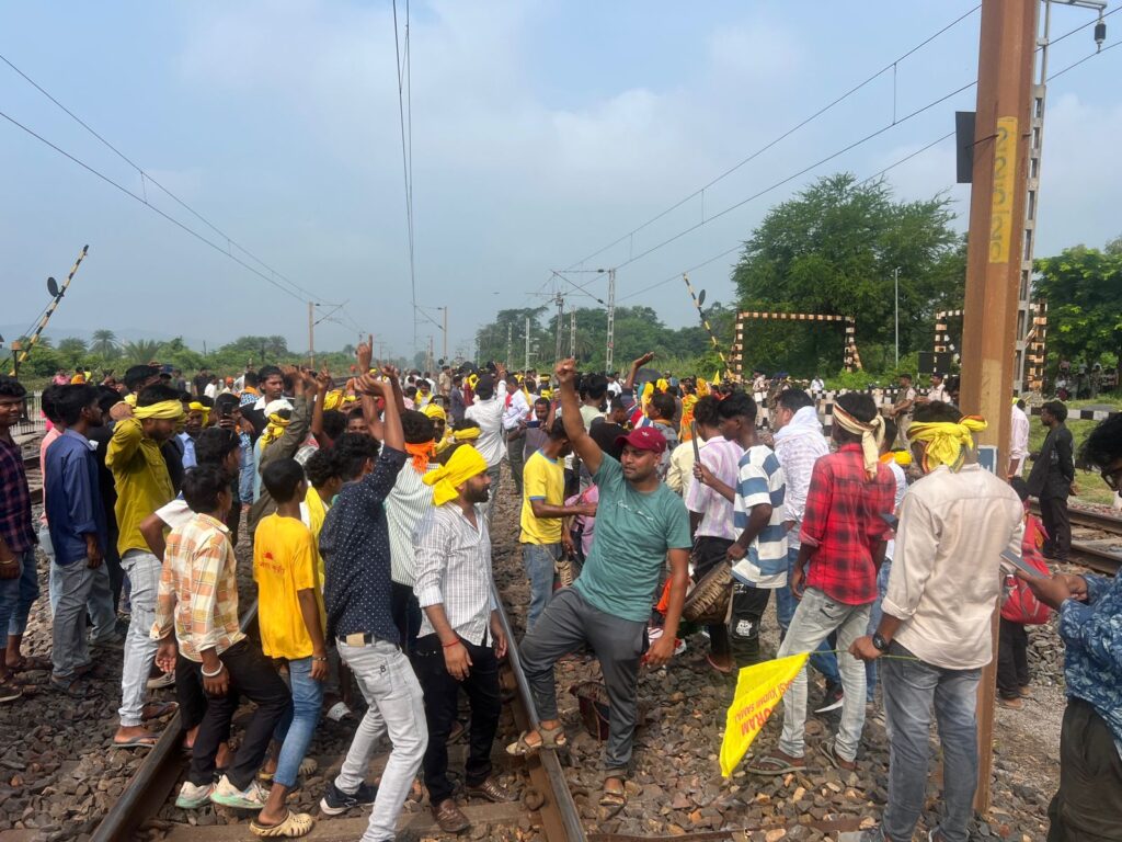 SOUTH EASTERN RAILWAY : कुड़मी समाज के रेल रोको आंदोलन से झारखंड में ठप हुई ट्रेन सेवाएं, यात्रियों को हो रही भारी परेशानी
