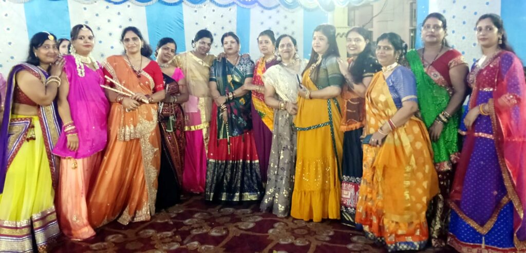 Jamshedpur News :परसुडीह सोसाइटी कॉलोनी की महिलाएं फ़िल्मी और गरबा की धुनों पर जम कर थिरकी