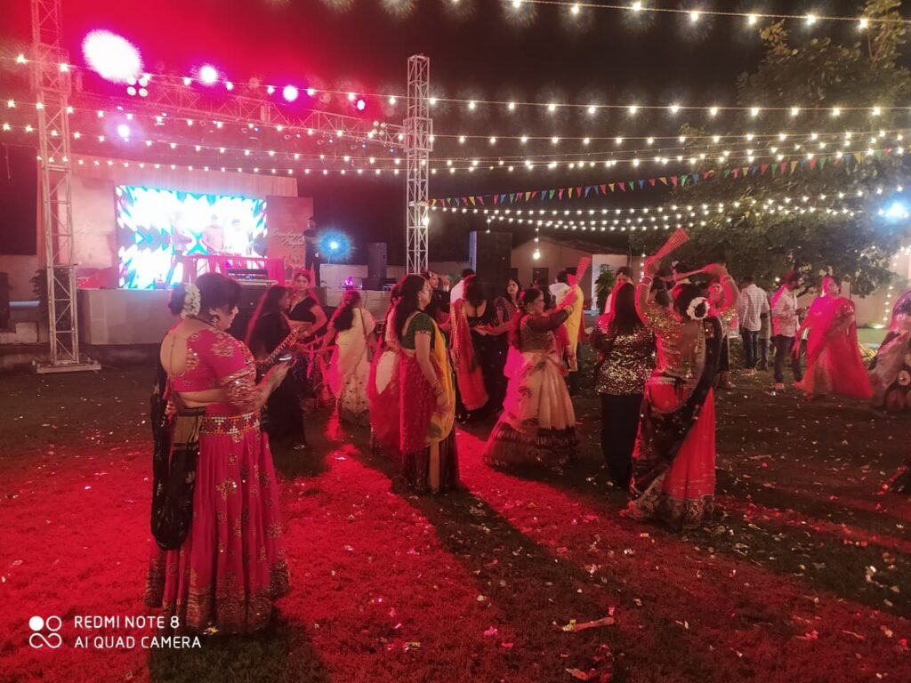 JAMSHEDPUR NEWS :द नेचर वाइब रिज़ॉर्ट में दुर्गा पूजा के अवसर पर 700 से अधिक लोगों ने किया डांडिया नाइट में भाग