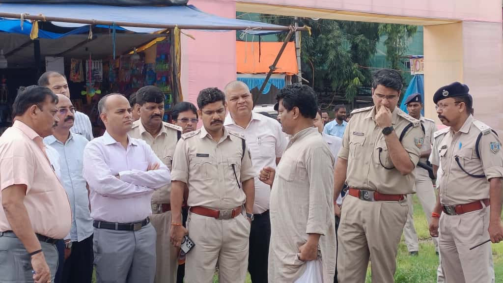 Jamshedpur News :DC-SSP ने किया पूजा पंडालों का निरीक्षण, हर पंडाल में अनिवार्य होंगे CCTV कैमरे