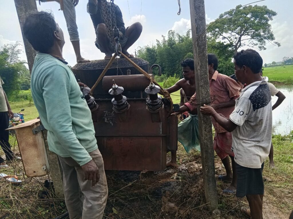 Jamshedpur News :बहरागोड़ा के सोनाकड़ा गांव में सांसद बिद्युत बरण महतो की पहल से 63 केवीए ट्रांसफार्मर स्थापित