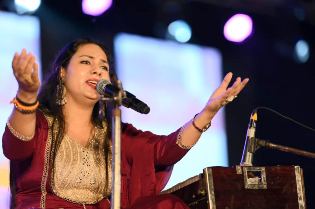 JAMSHEDPUR NEWS :सूर्य मंदिर समिति के छठ महोत्सव में छठ गीतों पर झूमे लोग, सुप्रसिद्ध लोक गायिका डिम्पल भूमि एवं मानवी सिंह के भक्ति गीतों की प्रस्तुति ने बांधा संमा