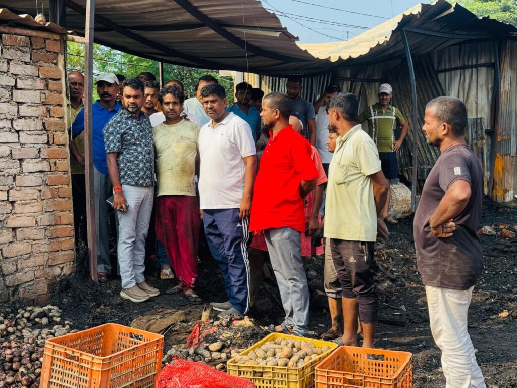 Jamshedpur News :बागबेड़ा में देर रात लगी आग से कई दुकानें जलकर खाक, विधायक संजीव सरदार ने घटनास्थल पहुंचकर किया निरीक्षण, हरसंभव मदद का दिया आश्वासन