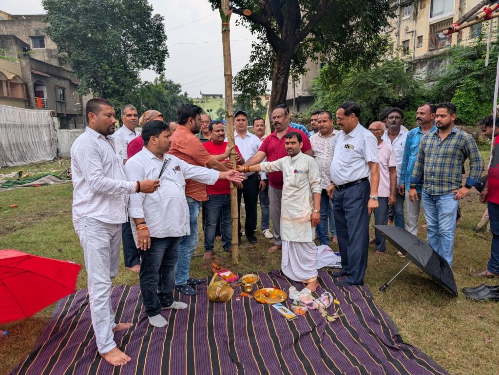 Jamshedpur News :गोलमुरी जॉगर्स पार्क में नवयुवक चेतना मंच की भव्य काली पूजा का भूमि पूजन संपन्न, 3 लाख की लागत से बनेगा आकर्षक पंडाल
