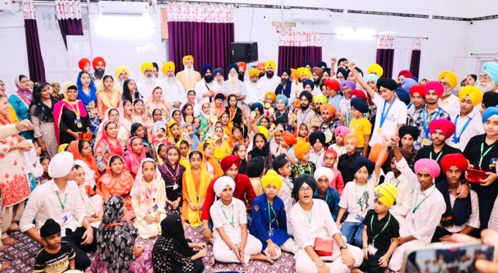 Jamshedpur News :जत्थेदार गड़गज ने बच्चों को पुरस्कृत कर की हौसला आफजाई, गुरमत ज्ञान का प्रसार करने जुटे थे देश भर से सिख विद्वान