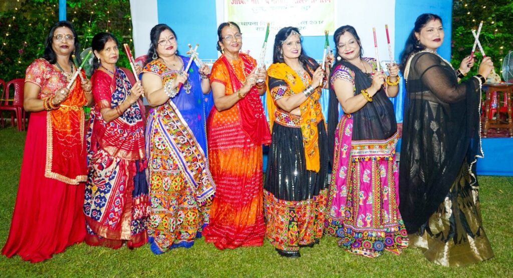 Jamshedpur News :सुंदरनगर में डांडिया नाइट कार्यक्रम में फ़िल्मी और गरबा के गानों पर झूमी महिलाएं