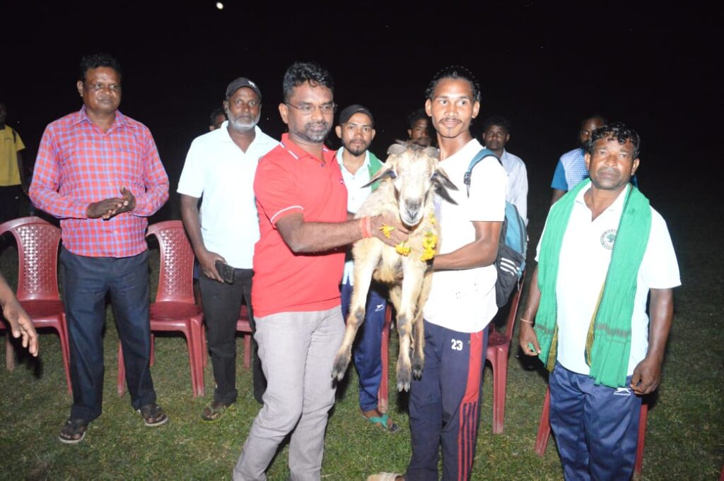 Jamshedpur News :किसानडीह में दो दिवसीय फुटबॉल प्रतियोगिता संपन्न, विधायक संजीव सरदार रहे मुख्य अतिथि, कहा – खेल से अनुशासन और एकता की भावना बढ़ती है