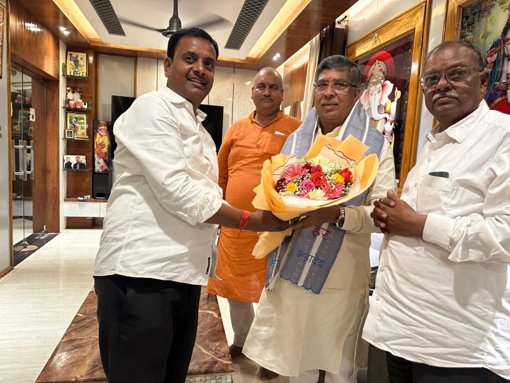 Jamshedpur News :भाजपा के कार्यकारी प्रदेश अध्यक्ष आदित्य साहू मानगो पहुंचे, जिला कोषाध्यक्ष कृष्णा शर्मा काली के आवास पर परिजनों से मिले और किया भोजन