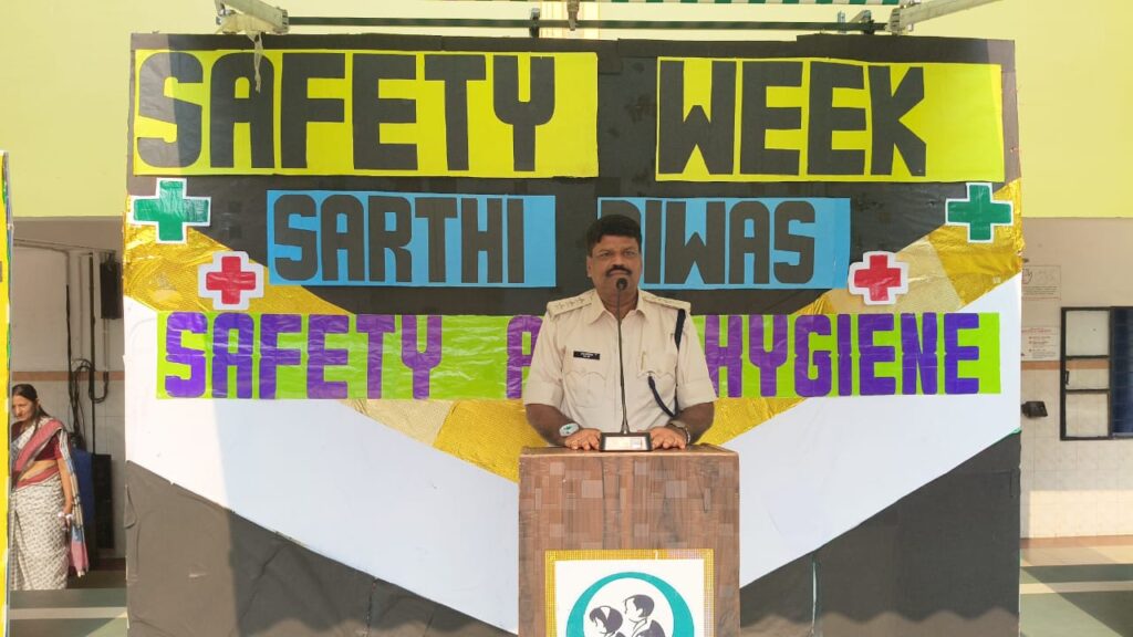 Jamshedpur News :केपीएस कदमा में आयोजित ‘सारथी दिवस’ में ट्रैफिक डीएसपी नीरज कुमार हुए शामिल, ऑटो व वैन चालकों को किया सम्मानित