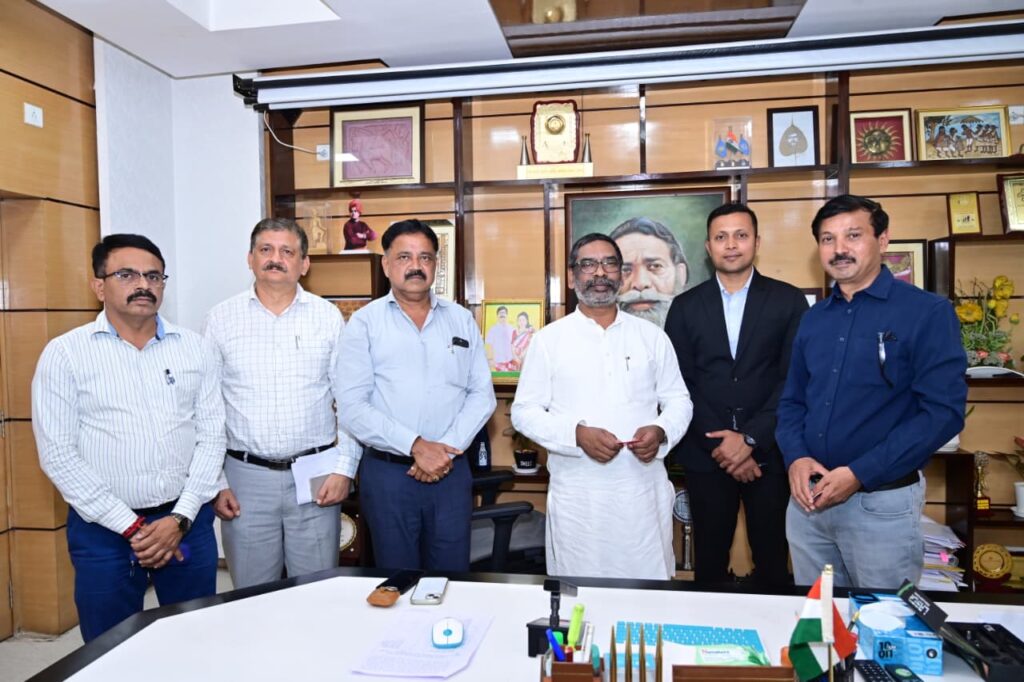 Jharkhand News : झारखंड में पहला टाइगर सफारी प्रोजेक्ट बनेगा लातेहार में, मुख्यमंत्री हेमन्त सोरेन ने देखा प्रेजेंटेशन