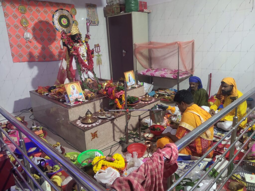 JAMSHEDPUR NEWS :श्री दक्षिणेश्वरी मां काली का भव्य श्रृंगार एवं पूजा संपन्न किया गया भोग का वितरण