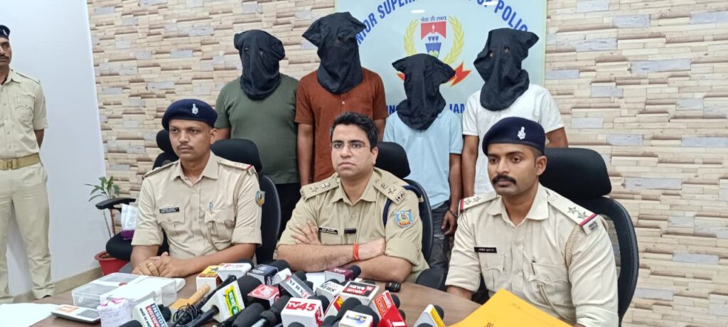 JAMSHEDPUR NEWS :पुलिस ने रिंकू सेठ गिरोह के चार अपराधियों को जंगल से धर दबोचा,देशी पिस्टल, जिंदा कारतूस और खोखा बरामद, बड़ी वारदात रुकवाई