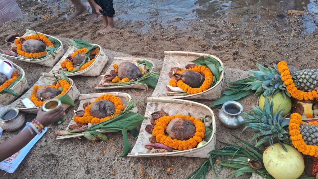 JAMSHEDPUR NEWS :जमशेदपुर और आदित्यपुर में डूबते सूर्य को लाखों छठ व्रतधारियों ने दिया अर्घ्य