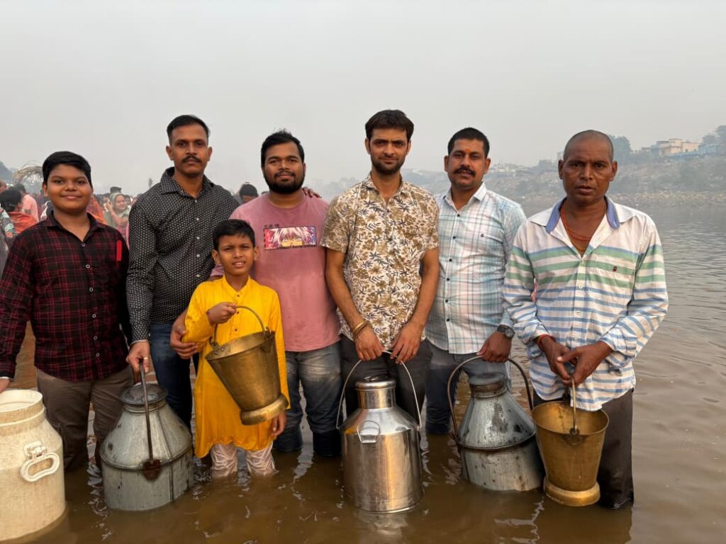 JAMSHEDPUR NEWS :प्रकाश कुंभकार ने इस छठ में भी वितरित किया 100 लीटर दूध,बीते 10 वर्षों से वितरित कर रहे हैं दूध