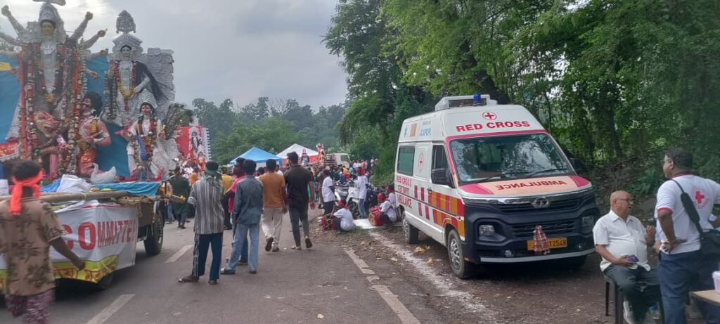 JAMSHEDPUR NEWS :रेड क्रॉस ने दुर्गा पूजा व विसर्जन पर दी एम्बुलेंस व फर्स्ट एड सेवा