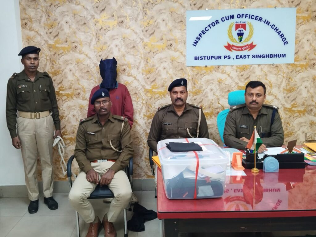 Jamshedpur News :बिष्टुपुर में लगातार दो बड़ी चोरियों पर पुलिस की त्वरित कार्रवाई, तीन गिरफ्तार, वाहन व सामान बरामद