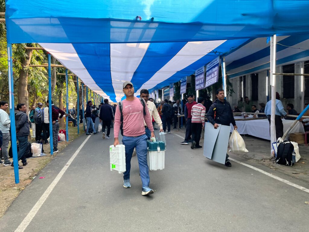 Jamshedpur Ghatshila by election 2025:मतदान दल रवाना, प्रशासन ने की पूरी तैयारियों की समीक्षा