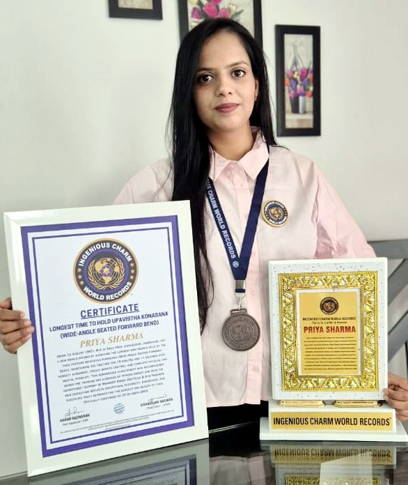 Jamshedpur News:जुगसलाई की प्रिया शर्मा ने उपविष्ठ कोणासन में बनाया विश्व रिकॉर्ड जमशेदपुर का किया नाम रोशन