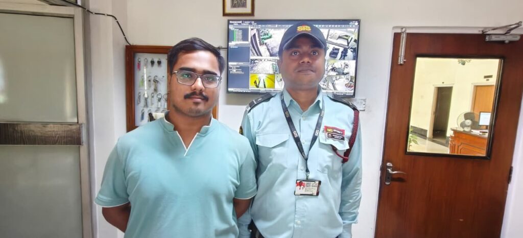 Jamshedpur News : ईमानदारी की मिसाल: IIT खड़गपुर के कर्मचारियों ने NIT जमशेदपुर निदेशक की खोई हीरे की अंगूठी लौटाकर बढ़ाया संस्थान का मान