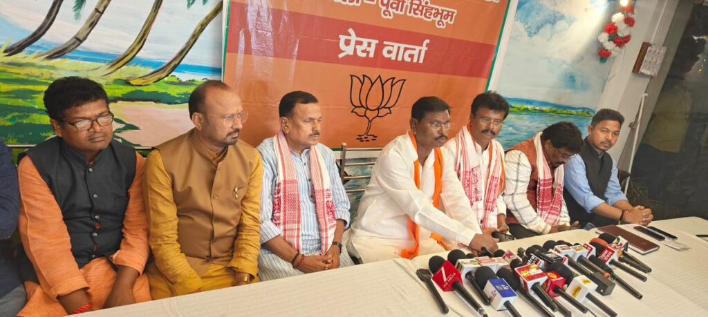 Jamshedpur News : “झामुमो सरकार ने भगवान बिरसा मुंडा के आदर्शों को भुलाया, राज्य में जल-जंगल-जमीन की लूट और माफिया राज हावी: अर्जुन मुंडा