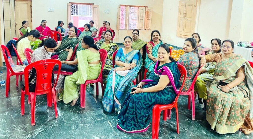 Jamshedpur News : जुगसलाई दादी मंदिर में मंगसीर नवमी महोत्सव पर महिलाओं ने लगवायी मेंहदी