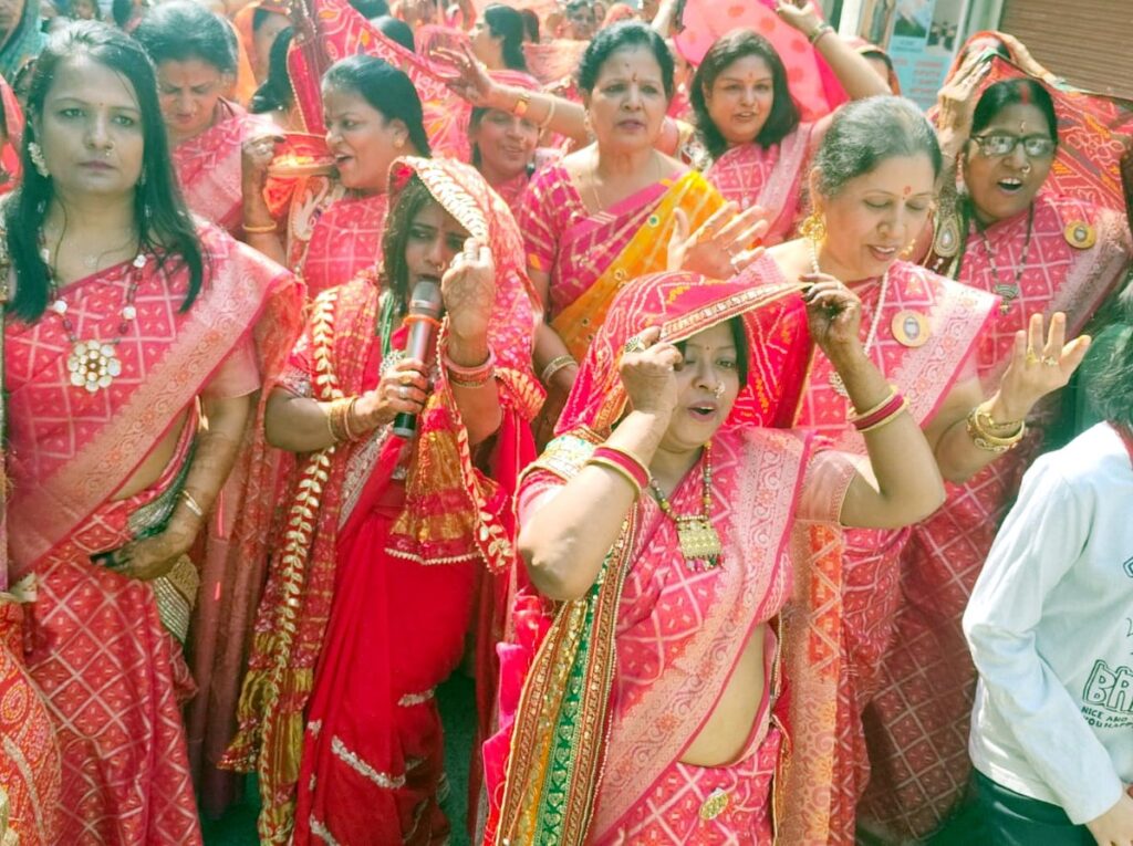 Jamshedpur News :जय दादी की जयकारों से गूंज उठा जुगसलाई, कलश शोभा यात्रा में शामिल हुए सैकड़ो भक्त