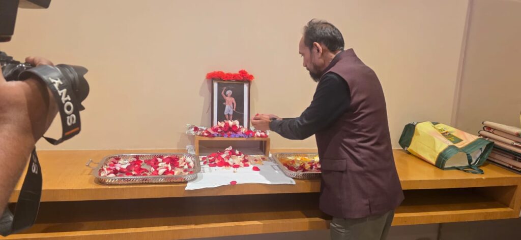 JAMSHEDPUR NEWS :सांसद विद्युत वरण महतो ने बेंगलुरु में संसदीय समिति के सदस्यों संग धरती आबा भगवान बिरसा मुंडा की जयंती पर श्रद्धांजलि अर्पित की