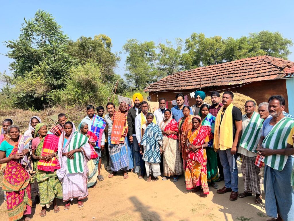 Jamshedpur News :कड़ाके की ठंड में आगाज़ संस्था बनी सहारा, लुुआबासा में 50 से अधिक जरूरतमंदों को बांटे कम्बल