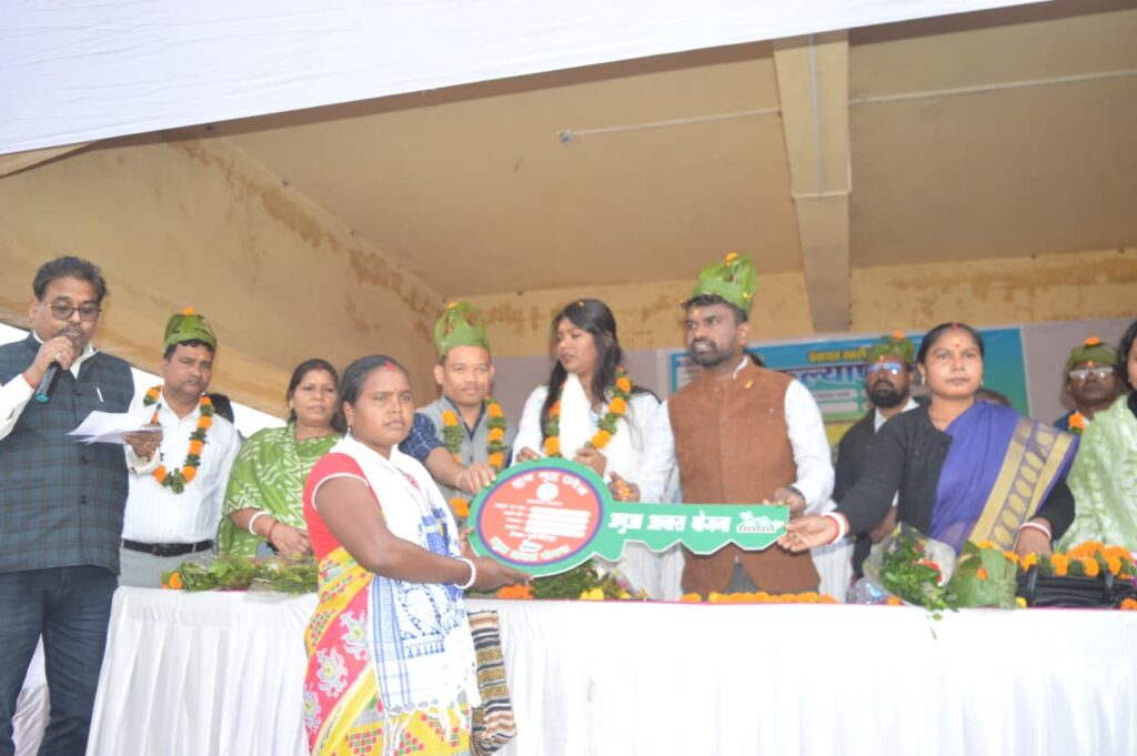 Jamshedpur News :बालिजुरी पंचायत में ‘आपकी योजना–आपकी सरकार–आपके द्वार’ कार्यक्रम का विधायक संजीव सरदार ने किया शुभारंभ