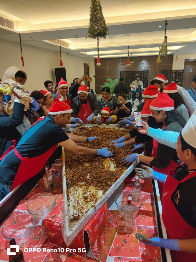 Jamshedpur News :जमशेदपुर में महका त्योहारों का रंग, होटल विवांता में हुई केक मिक्सिंग सेरेमनी