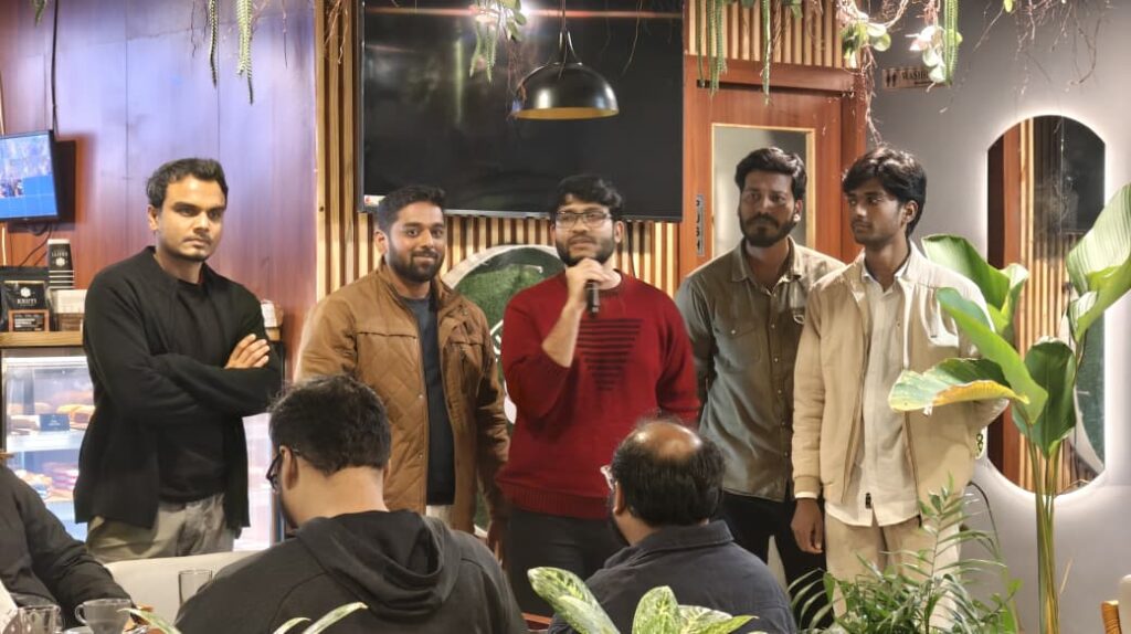 Jamshedpur News :क्रुति कॉफी में ठहाकों की शाम, कॉमेडी कार्निवल ने जमशेदपुर की महफ़िल लूट ली