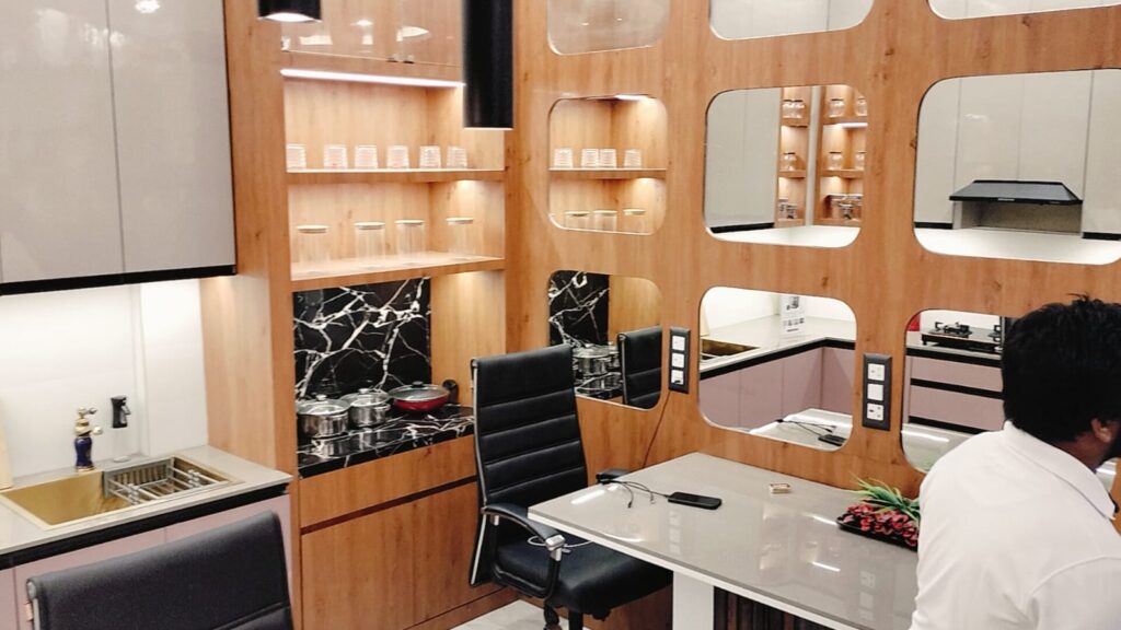 Jamshedpur News:बिष्टुपुर के रीगल बिल्डिंग में होम लेन इंटीरियर शोरूम का शुभारंभ