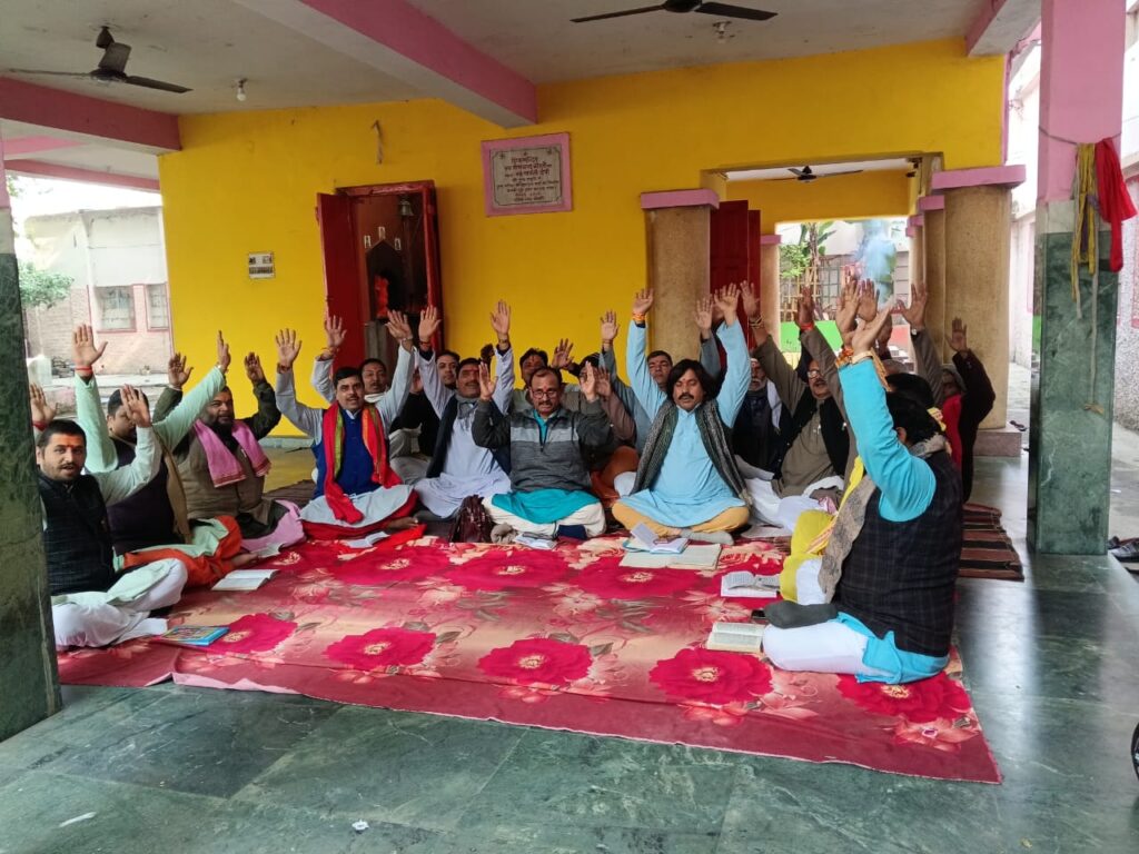 Jamshedpur News :साकची में सामूहिक गीता पाठ का आयोजन, धर्म रक्षिणि पौरोहित्य महासंघ ने वितरित किए निःशुल्क धोती–साड़ी