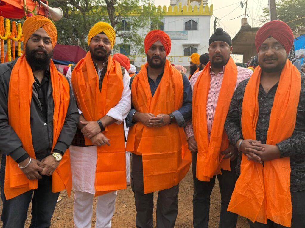 Jamshedpur News :चंद्रकोना में गुरुनानक देव जी का 556वां प्रकाश पर्व नगरकीर्तन संपन्न,झारखंड और ओड़िसा की संगत के साथ भव्य शोभा यात्रा, गुरुद्वारा में आतिशबाजी और लंगर