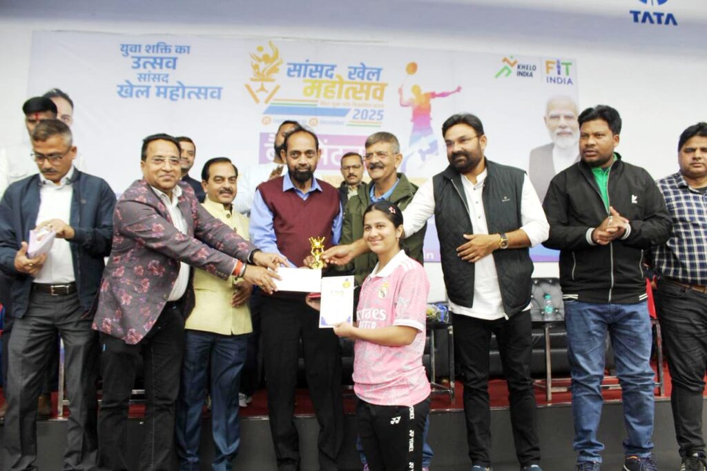 Jamshedpur News :सांसद खेल महोत्सव में बैडमिंटन प्रतियोगिता का हुआ समापन