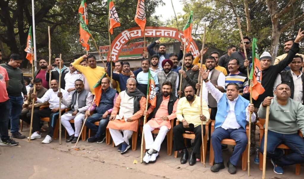 Jamshedpur News :जमशेदपुर महानगर के कार्यालय के बाहर कांग्रेस के प्रदर्शन की कोशिश पर भाजपा कार्यकर्ताओं में उबाल, जिलाध्यक्ष सुधांशु ओझा ने कहा- नेशनल हेराल्ड घोटाले की सच्चाई से घबराई कांग्रेस सड़कों पर कर रही तांडव, मुंहतोड़ जवाब की दे चेतावनी