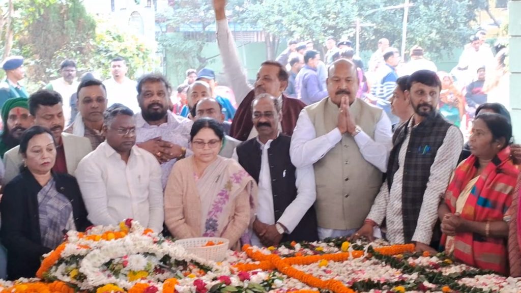 Jamshedpur News :शहीद निर्मल महतो की 75वीं जयंती पर बिस्टुपुर और कदमा में भावपूर्ण श्रद्धांजलि, नेताओं ने किया नमन