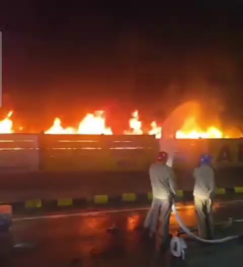 Jamshedpur News :राष्ट्रपति के दौरे से पहले जुगसलाई में आग से हड़कंप,रेलवे फाटक के पास टायरों के ढेर में लगी भीषण आग, दो घंटे की मशक्कत के बाद काबू