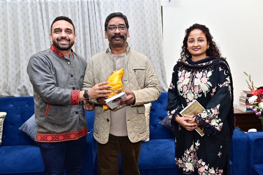 Jharkhand News :मुख्यमंत्री हेमन्त सोरेन से सांसद, विधायक सहित जनप्रतिनिधियों ने की मुलाकात, दी नववर्ष की बधाई एवं शुभकामनाएं
