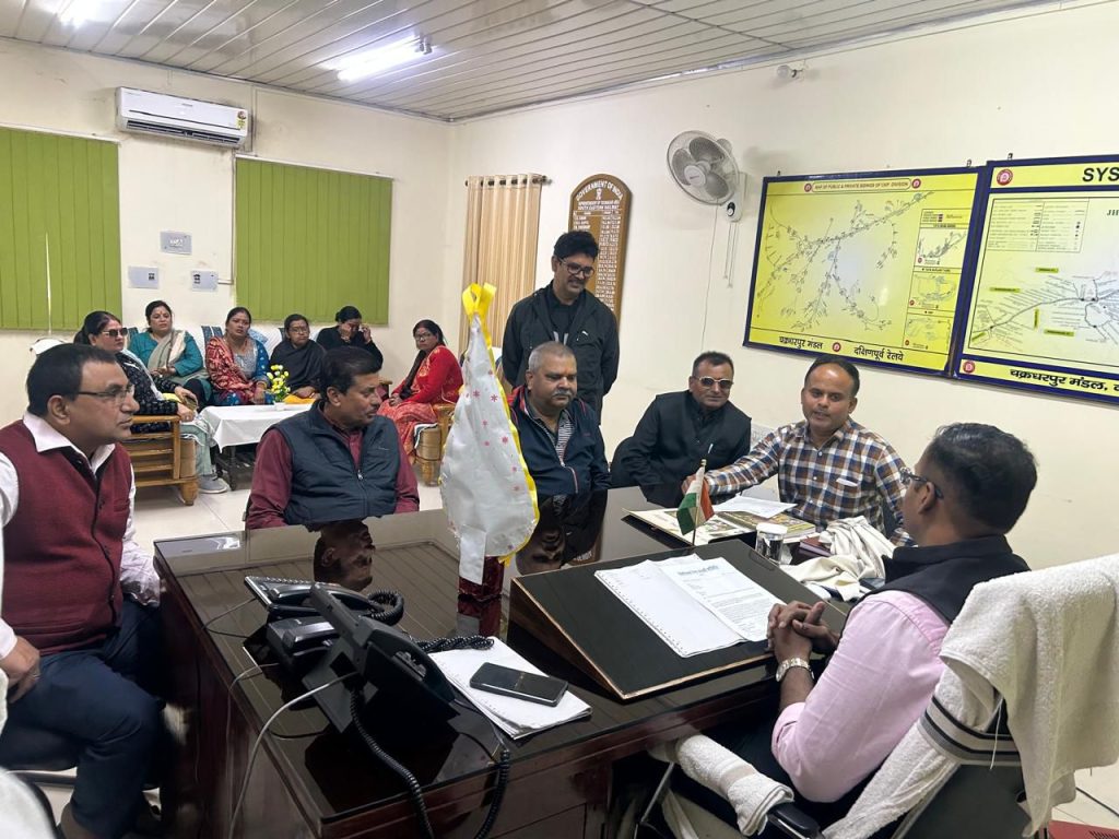 Jamshedpur News :टाटानगर–जयनगर ट्रेन को सप्ताह में तीन दिन चलाने की मांग, डीआरएम को सौंपा गया स्मार पत्र
