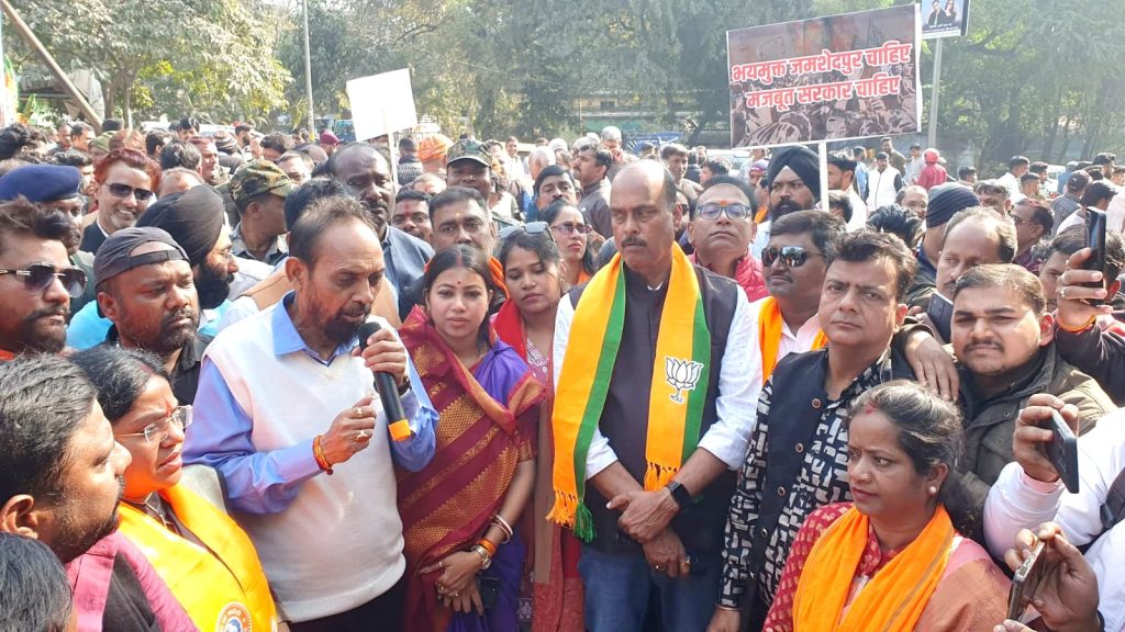 Jamshedpur News :शहर की ध्वस्त विधि व्यवस्था, बढ़ते अपराध एवं अपहरण की घटना पर भाजपा जमशेदपुर महानगर ने शासन-प्रशासन के खिलाफ खोला मोर्चा, एसएसपी कार्यालय पर किया आक्रोश प्रदर्शन