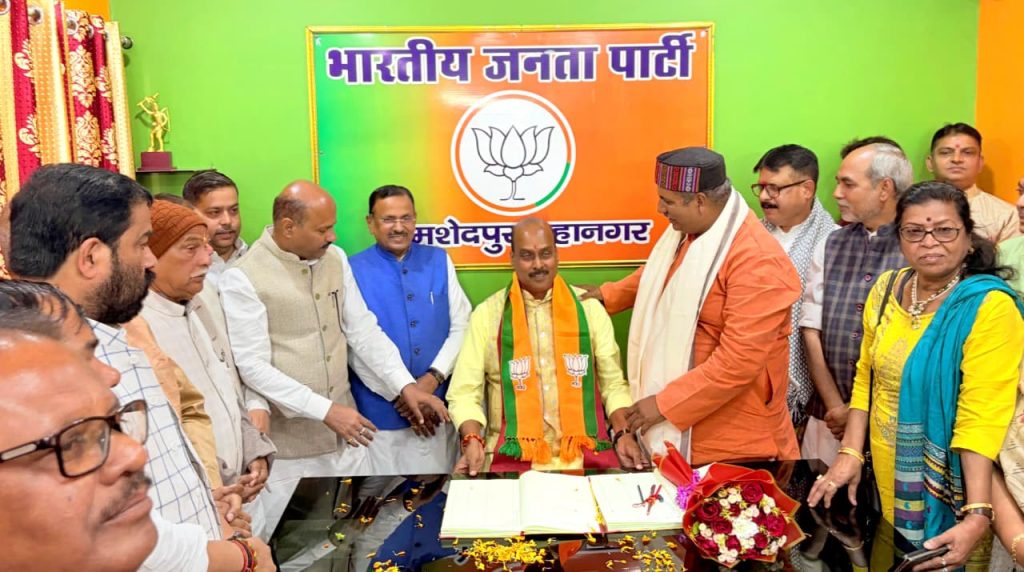 Jamshedpur News :जमशेदपुर महानगर के भाजपा कार्यकर्ताओं ने पराक्रम दिवस के रूप में मनाई नेताजी सुभाष चंद्र बोस की 129वीं जयंती, प्रतिमा पर माल्यार्पण कर कार्यकर्ताओं ने किया नमन