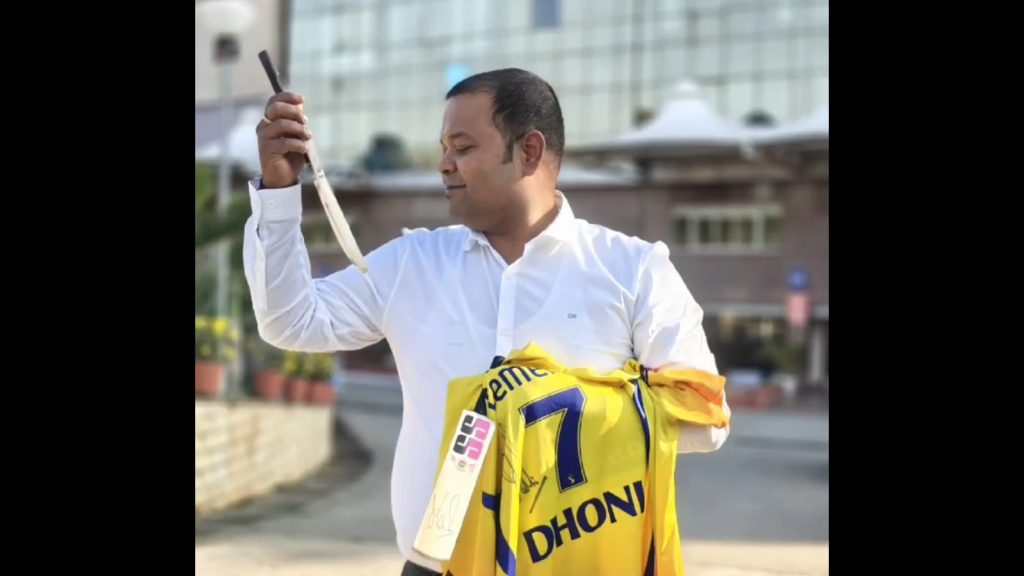 Adityapur News :धोनी से मुलाकात, Adityapur के दंत चिकित्सक और बेटे का यादगार रांची सफर