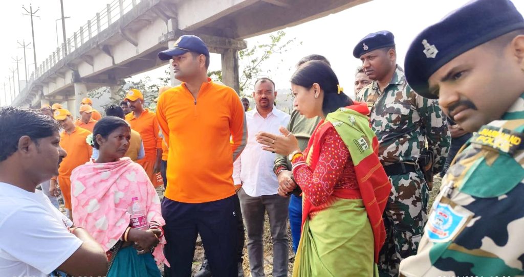 Jamshedpur News :स्वर्णरेखा नदी में डूबे 12 वर्षीय छात्र का मिला शव, विधायक पूर्णिमा साहू ने पीड़ित परिवार से मुलाकात कर बंधाया ढांढस, प्रशासनिक लापरवाही पर जताई नाराजगी, एनडीआरएफ की स्थायी नियुक्ति की मांग की