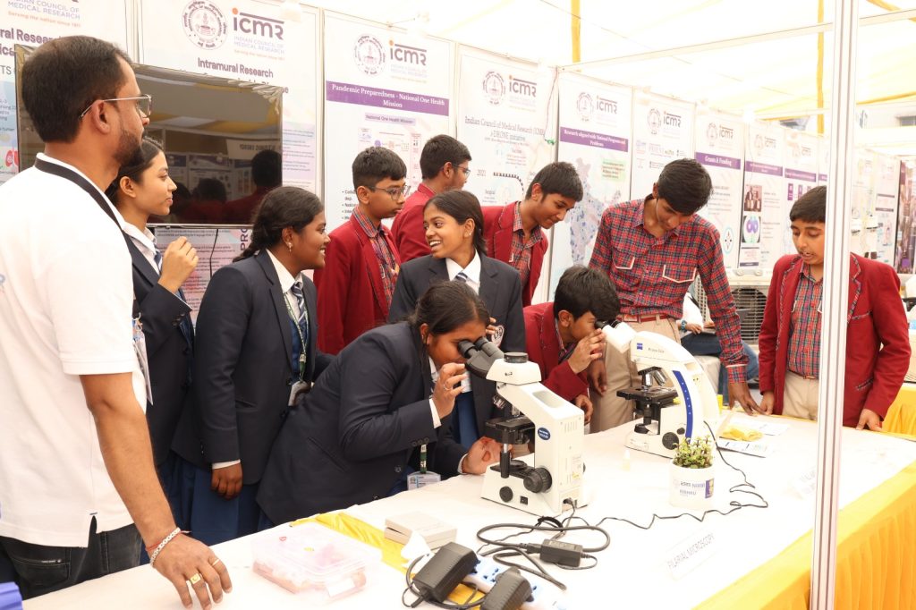 Jamshedpur News :हजारों विद्यार्थियों व युवाओं ने रेडियंट झारखंड 2.0 प्रदर्शनी का किया भ्रमण,आईसीएमआर स्टॉल पर उमड़ी विद्यार्थियों की भीड़ प्राप्त की जानकारी