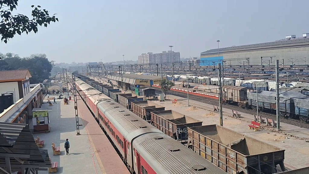 SOUTH EASTERN RAILWAY :आदित्यपुर स्टेशन को बड़ी सौगात, आठ ट्रेनों का संचालन अब टाटानगर की जगह आदित्यपुर से, देखें लिस्ट