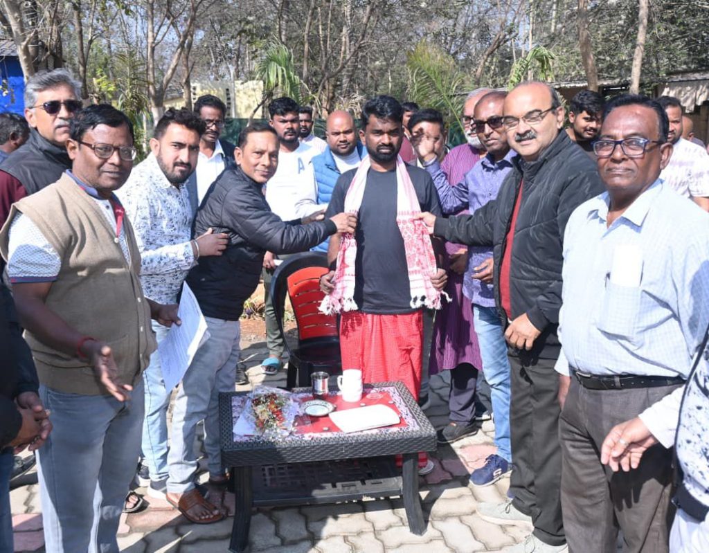 Jamshedpur News:करनडीह चौक पर ट्रैफिक सिग्नल से जाम मुक्त हुआ इलाका, समाज कल्याण समिति ने विधायक का जताया आभारj